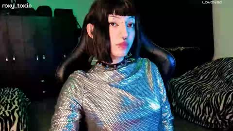 Snapshot of roxy_toxic chatting on 11-11-25, 01:16 Roxy Independient model Help me to reach 50 thumbs up online show from 11-11-25, 01:16