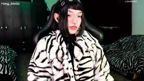 Snapshot of roxy_toxic chatting on 11-13-25, 12:53 Roxy Independient model Help me to reach 50 thumbs up online show from 11-13-25, 12:53