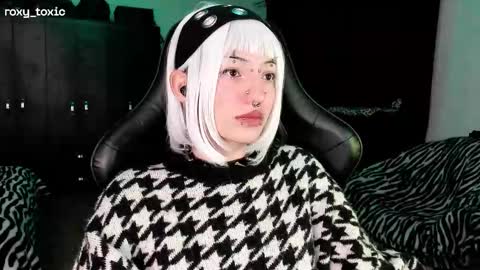 Snapshot of roxy_toxic chatting on 11-19-25, 02:00 Roxy Independient model Help me to reach 50 thumbs up online show from 11-19-25, 02:00