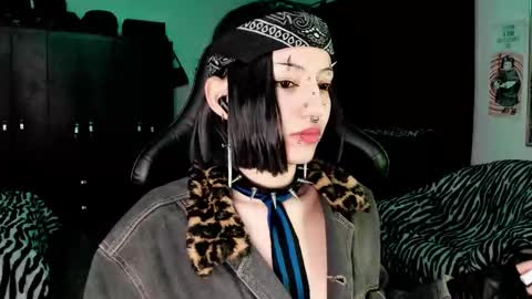 Snapshot of roxy_toxic chatting on 12-19-25, 01:34 Roxy Independient model Help me to reach 50 thumbs up online show from 12-19-25, 01:34