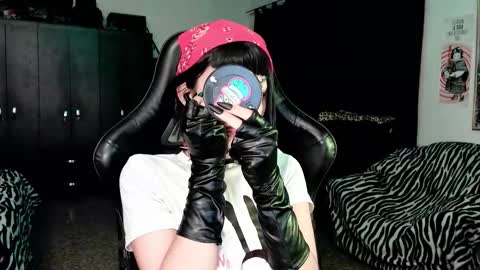 Snapshot of roxy_toxic chatting on 01-16-26, 12:36 Roxy Independient model Help me to reach 50 thumbs up online show from 01-16-26, 12:36