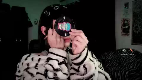 Snapshot of roxy_toxic chatting on 02-12-26, 12:49 Roxy Independient model Help me to reach 50 thumbs up online show from 02-12-26, 12:49