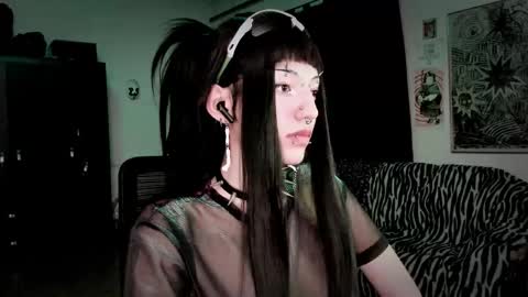 Snapshot of roxy_toxic chatting on 03-25-26, 01:33 Roxy Independient model Help me to reach 50 thumbs up online show from 03-25-26, 01:33