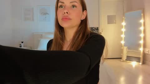 Snapshot of roxy_wet chatting on 04-29-26, 05:30 Roxy follow me online show from 04-29-26, 05:30