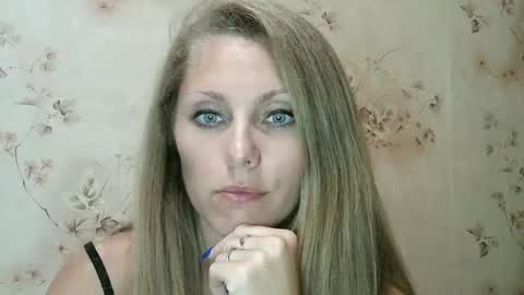 Snapshot of roxyfox18x01 chatting on 09-19-25, 07:47 roxyfox18x01 online show from 09-19-25, 07:47