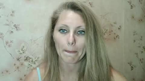 Snapshot of roxyfox18x01 chatting on 09-21-25, 07:26 roxyfox18x01 online show from 09-21-25, 07:26