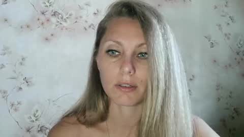 Snapshot of roxyfox18x01 chatting on 09-26-25, 06:39 roxyfox18x01 online show from 09-26-25, 06:39