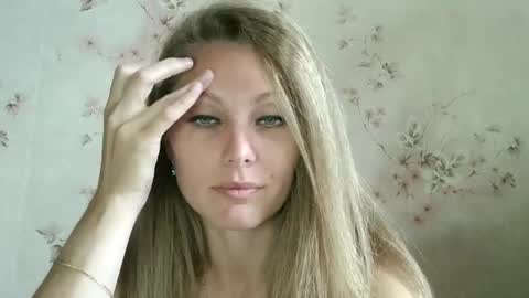 Snapshot of roxyfox18x01 chatting on 09-29-25, 06:18 roxyfox18x01 online show from 09-29-25, 06:18