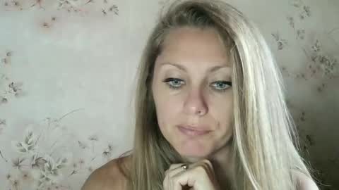 Snapshot of roxyfox18x01 chatting on 09-30-25, 06:40 roxyfox18x01 online show from 09-30-25, 06:40