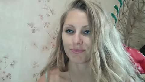 Snapshot of roxyfox18x01 chatting on 10-04-25, 01:53 roxyfox18x01 online show from 10-04-25, 01:53