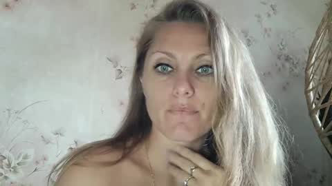 Snapshot of roxyfox18x01 chatting on 10-06-25, 06:33 roxyfox18x01 online show from 10-06-25, 06:33