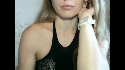 Snapshot of roxyfox18x01 chatting on 10-20-25, 06:58 roxyfox18x01 online show from 10-20-25, 06:58