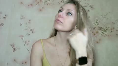 Snapshot of roxyfox18x01 chatting on 12-02-25, 10:42 roxyfox18x01 online show from 12-02-25, 10:42