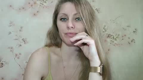 Snapshot of roxyfox18x01 chatting on 12-14-25, 08:52 roxyfox18x01 online show from 12-14-25, 08:52