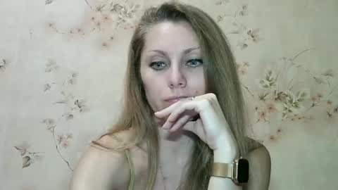 Snapshot of roxyfox18x01 chatting on 12-15-25, 05:39 roxyfox18x01 online show from 12-15-25, 05:39