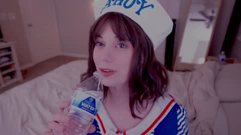 Snapshot of runesy chatting on 11-29-25, 04:15 Lady online show from 11-29-25, 04:15