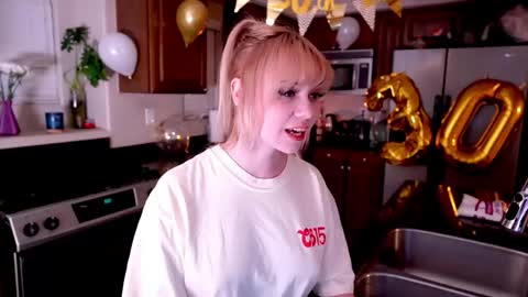 Snapshot of runesy chatting on 05-10-26, 03:01 Lady online show from 05-10-26, 03:01