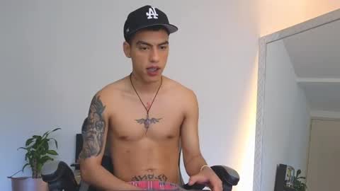 Snapshot of russell_adams_ chatting on 10-07-25, 11:18 R U S S E L L online show from 10-07-25, 11:18