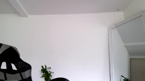 Snapshot of russell_adams_ chatting on 10-23-25, 02:16 R U S S E L L online show from 10-23-25, 02:16