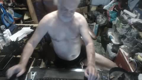 Snapshot of russtenail21 chatting on 10-16-25, 09:05 Russtenail21 online show from 10-16-25, 09:05