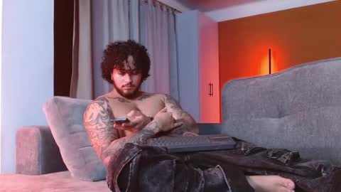 Snapshot of ryan_warren18 chatting on 09-19-25, 04:47 RYAN online show from 09-19-25, 04:47