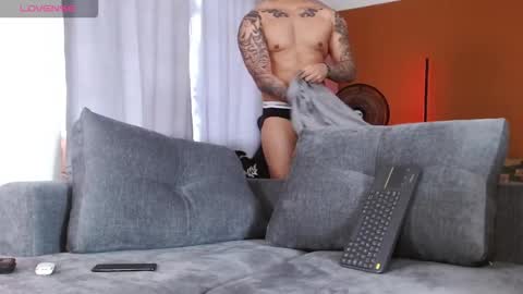 Snapshot of ryan_warren18 chatting on 10-08-25, 02:47 RYAN online show from 10-08-25, 02:47