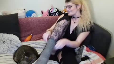 Snapshot of ryn_michele chatting on 01-14-25, 11:48 Ryn Michele online show from 01-14-25, 11:48