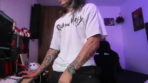 Snapshot of ryuk_it chatting on 12-18-25, 01:00 leopmonk help me reach 100 thumbs up online show from 12-18-25, 01:00