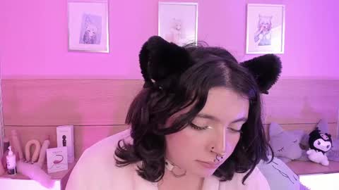 Snapshot of sachi_meow chatting on 03-08-25, 01:36 Ig online show from 03-08-25, 01:36