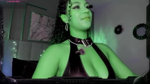 Snapshot of sade_jackson1 chatting on 05-10-26, 05:23 Sophie online show from 05-10-26, 05:23