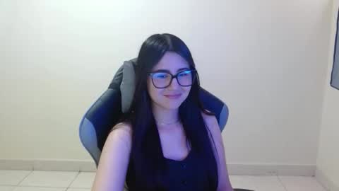 Snapshot of sahaliefox_ chatting on 10-18-25, 10:21 Sahaliefox online show from 10-18-25, 10:21