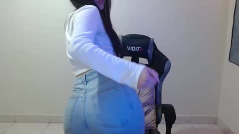 Snapshot of sahaliefox_ chatting on 10-19-25, 06:41 Sahaliefox online show from 10-19-25, 06:41