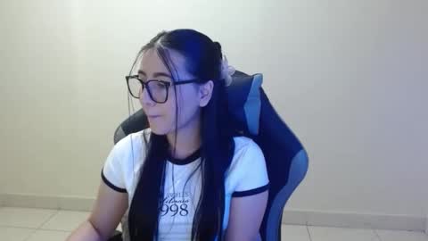 Snapshot of sahaliefox_ chatting on 12-18-25, 08:04 Sahaliefox online show from 12-18-25, 08:04