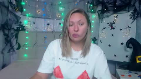 Snapshot of sallyverda chatting on 10-16-25, 06:42 Sally online show from 10-16-25, 06:42