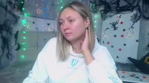 Snapshot of sallyverda chatting on 10-21-25, 05:57 Sally online show from 10-21-25, 05:57