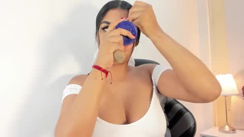 Snapshot of salomebell chatting on 11-16-25, 02:00 online show from 11-16-25, 02:00