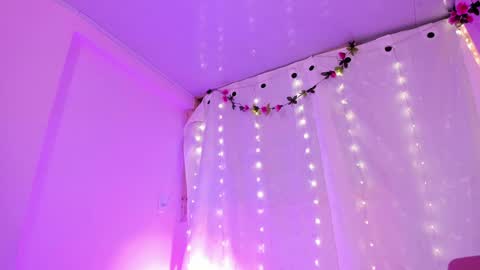 Snapshot of samanta_roberts1 chatting on 01-15-25, 07:01 Samanta online show from 01-15-25, 07:01