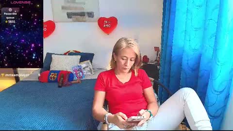 Snapshot of samanta_stone69 chatting on 02-19-25, 06:00 Samanta Stone online show from 02-19-25, 06:00