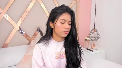 Snapshot of samantaa_shy chatting on 10-14-25, 03:40 sam  online show from 10-14-25, 03:40