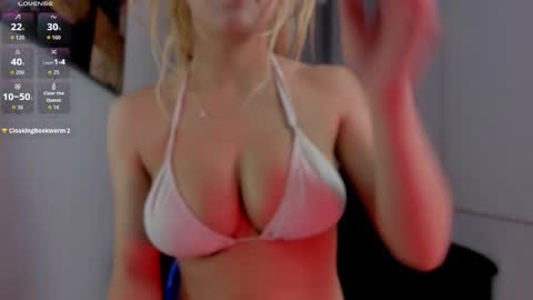 Snapshot of samantha_c6 chatting on 10-23-25, 12:15 samantha online show from 10-23-25, 12:15