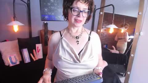 Snapshot of samantha_mature56 chatting on 09-24-25, 10:29 Sam online show from 09-24-25, 10:29