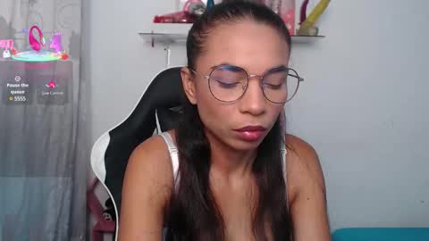 Snapshot of samanthaa_queen chatting on 11-26-25, 01:01 sam online show from 11-26-25, 01:01