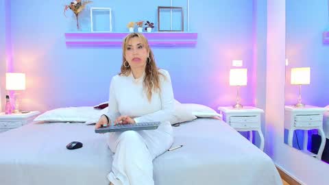 Snapshot of samanthamilf__ chatting on 02-14-25, 01:23 Samanta online show from 02-14-25, 01:23