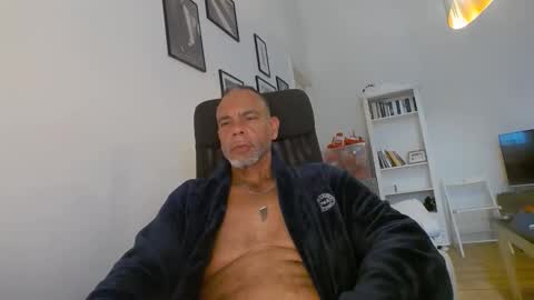 Snapshot of samcool67 chatting on 05-10-26, 09:03 Sam online show from 05-10-26, 09:03