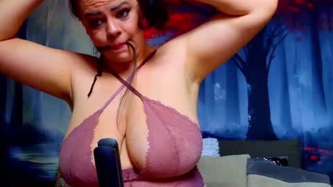 Snapshot of samiraevans chatting on 01-07-26, 08:11 online show from 01-07-26, 08:11