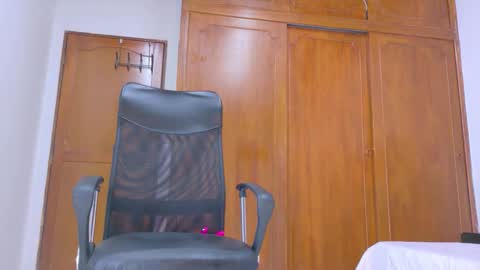 samirths_boy_ online show from 05-24-26, 04:56