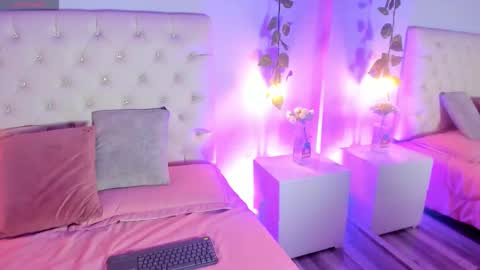 Snapshot of sammy_scott1 chatting on 11-22-25, 04:11 Samantha online show from 11-22-25, 04:11