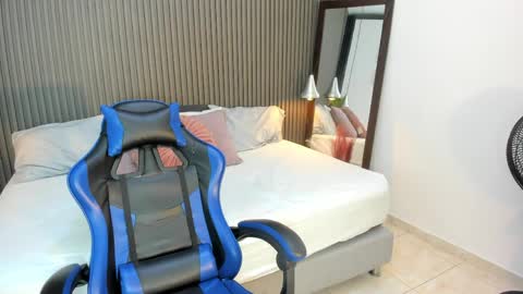 Axel online show from 04-06-26, 02:53