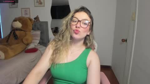 Snapshot of samysweet_8 chatting on 05-19-26, 10:05 Samanta online show from 05-19-26, 10:05