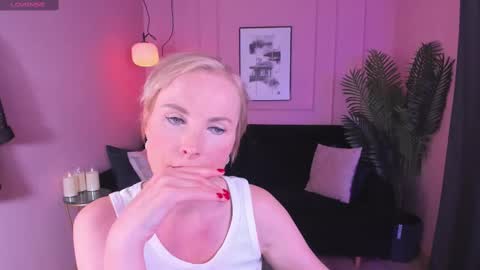 Snapshot of sandra_kind chatting on 01-26-25, 12:01 Sandra online show from 01-26-25, 12:01